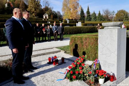 Ob 1. novembru smo se s polaganjem cvetja k osrednjim kamniškim spomenikom poklonili žrtvam vojn (50)